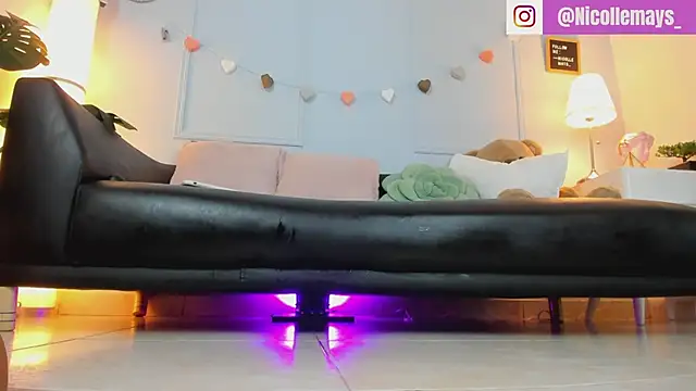 Nicollemays online show from March 3, 2025, 7:17 pm