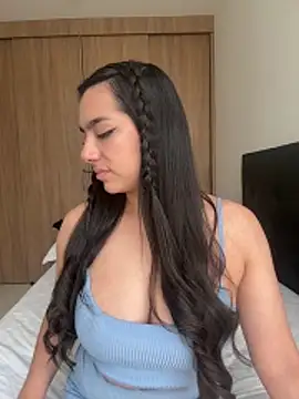 Nicollemays online show from April 18, 2026, 3:27 pm