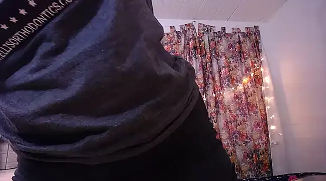 Snapshot of yselahot chatting on February 18, 2025, 3:32 pm yselahot online show from February 18, 2025, 3:32 pm