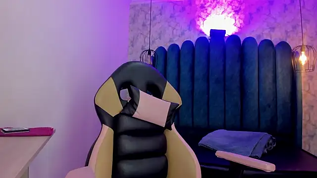 nalalye cruzz  online show from November 19, 2025, 3:50 am