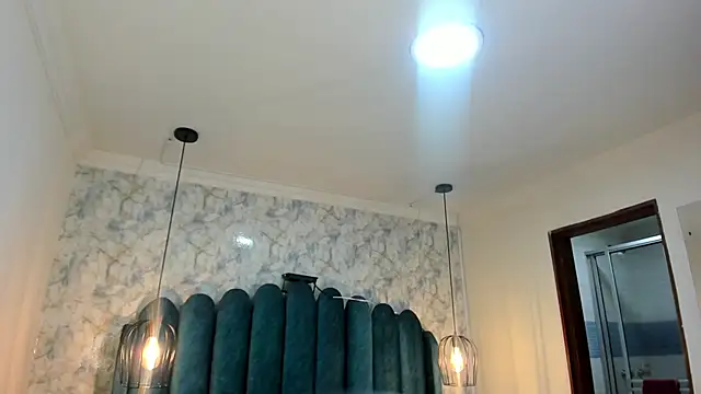 nalalye cruzz  online show from April 4, 2026, 3:05 am