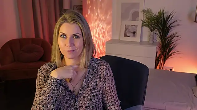 Annie Light online show from December 16, 2025, 6:07 am