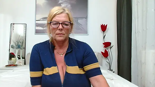 YulliaMilf online show from September 17, 2025, 7:48 pm