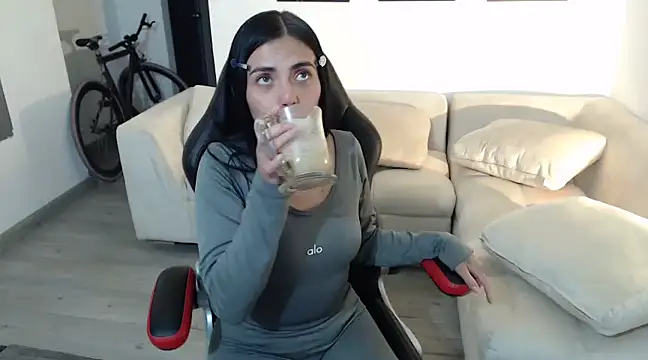 i am nina  online show from January 14, 2025, 4:15 am