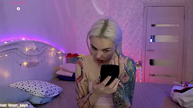 LillyMoure  online show from October 5, 2025, 11:35 pm