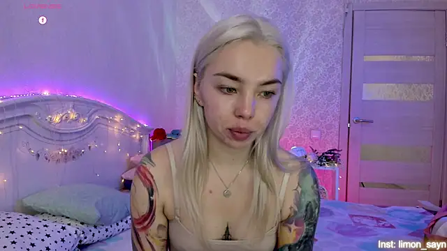 LillyMoure  online show from October 20, 2025, 1:06 am