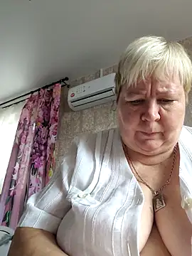 EffectFiona online show from September 22, 2025, 4:25 am