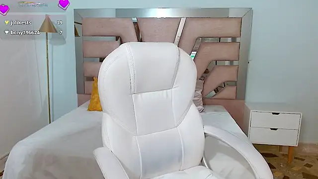 sophia hadid online show from December 2, 2024, 8:44 pm