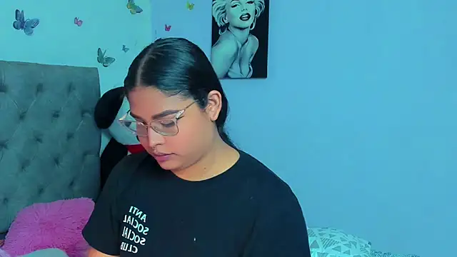 mabellfox online show from February 12, 2025, 8:50 pm