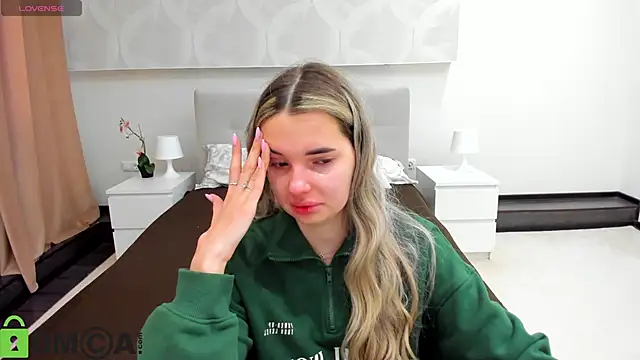 Donna Evans online show from April 16, 2026, 11:51 pm