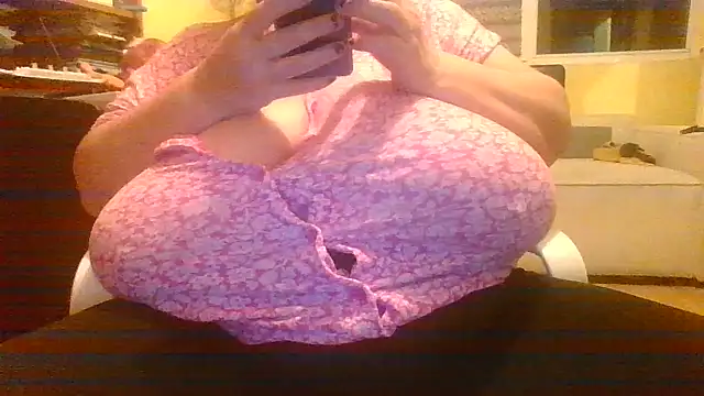 Nataliesbestjuggs online show from October 19, 2025, 8:42 pm