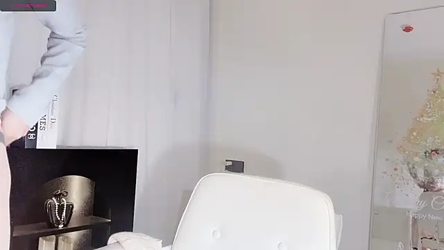 lvy-w online show from December 15, 2025, 12:31 pm