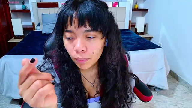 laureentt  online show from October 25, 2025, 3:03 am