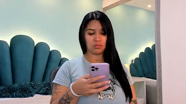 sharlott18 online show from October 23, 2025, 1:32 pm