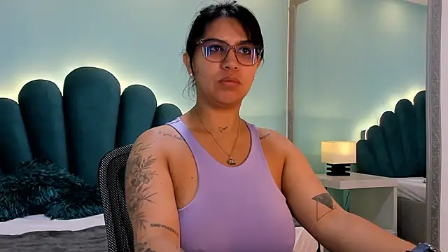 sharlott18 online show from October 29, 2025, 12:18 pm