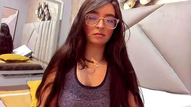 Eva Macalliter online show from December 14, 2025, 3:56 am