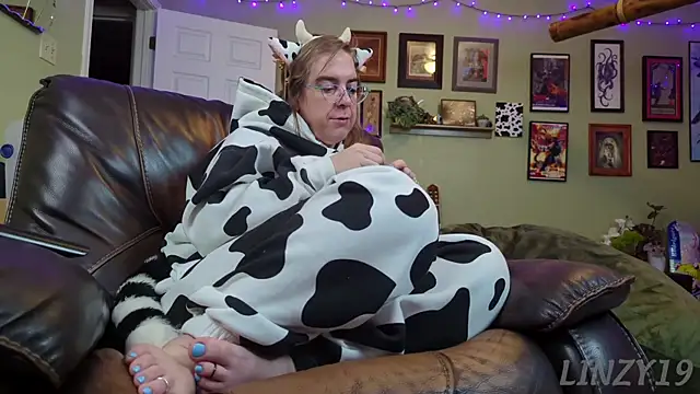 Linzy 19 online show from November 13, 2025, 4:44 am