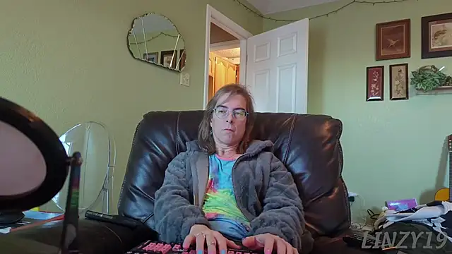 Linzy 19 online show from November 17, 2025, 2:34 pm