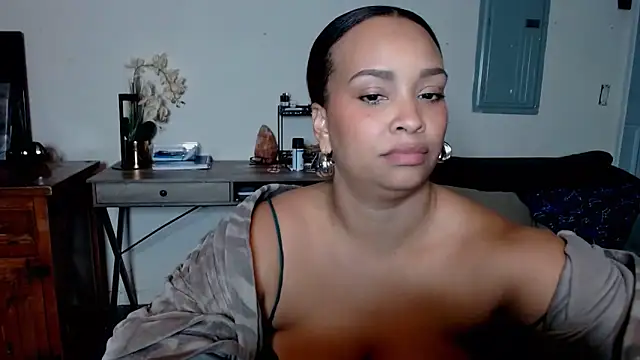 Snapshot of SashaEstrella chatting on October 25, 2025, 6:43 am SashaEstrella online show from October 25, 2025, 6:43 am