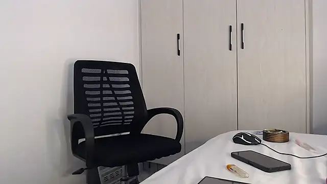 CurvyGlass online show from October 6, 2025, 2:47 pm