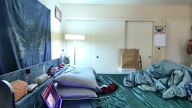 Yagurl  west online show from January 25, 2025, 9:35 pm