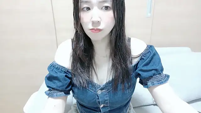 Snapshot of Arisa__ chatting on June 2, 2026, 11:23 am Arisa online show from June 2, 2026, 11:23 am