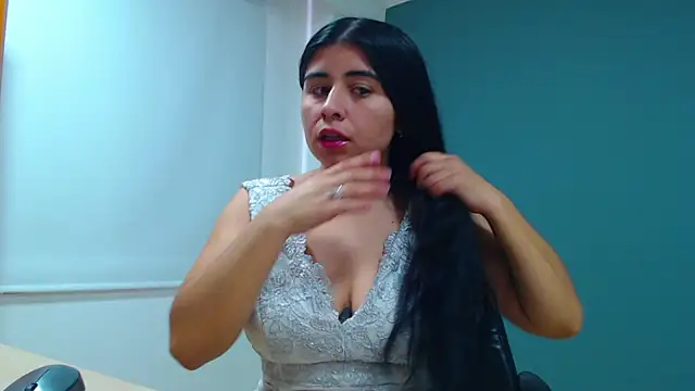 danna- roouss online show from September 25, 2025, 4:32 pm