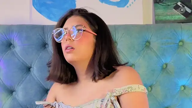 Paola Lyon  online show from January 16, 2026, 7:07 pm