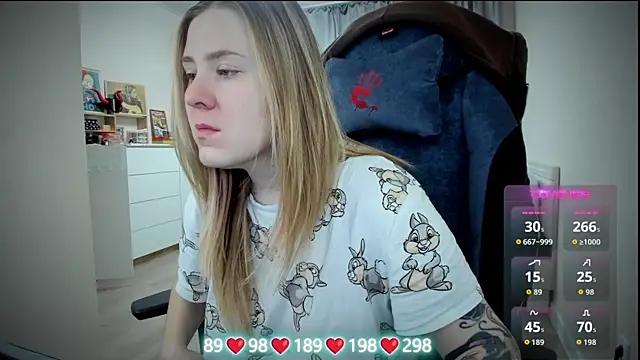 Olivia Munk online show from November 18, 2025, 3:56 am