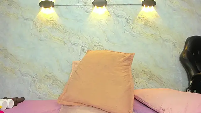 jones maddy  online show from March 4, 2025, 12:01 pm