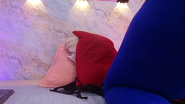 jones maddy  online show from October 1, 2025, 12:00 pm