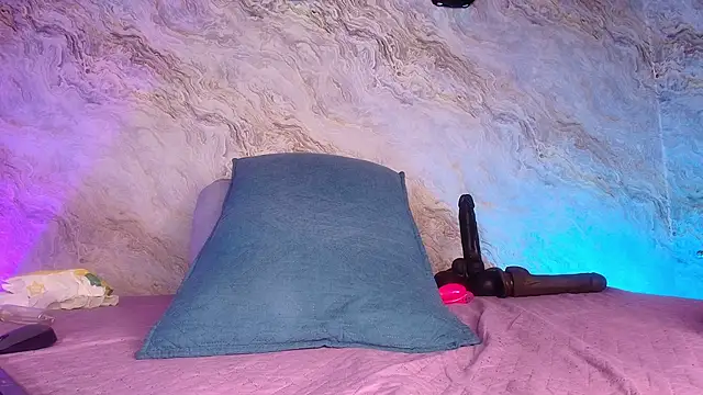 jones maddy  online show from November 15, 2025, 12:02 pm