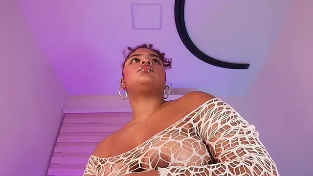 jones maddy  online show from November 28, 2025, 12:08 pm