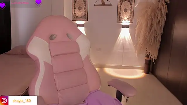 shayla 18 online show from November 28, 2025, 7:49 pm