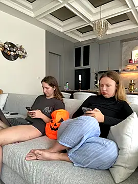 Nura n Sarah online show from October 30, 2025, 2:35 am