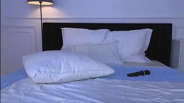 NicoleMarani online show from December 21, 2025, 3:02 am