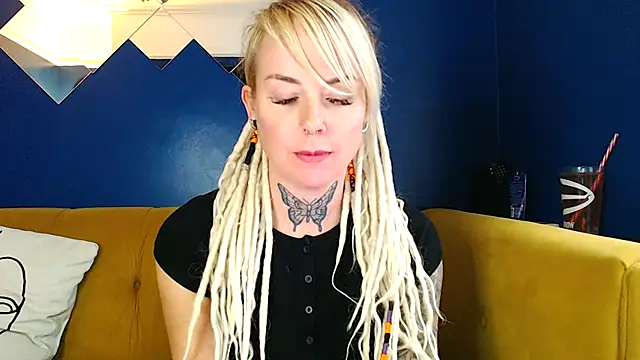 pixiedreadx online show from November 7, 2025, 1:33 pm