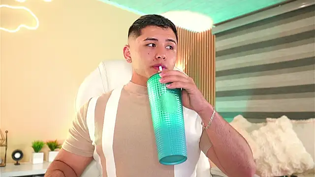 Snapshot of MatiasKorn chatting on November 29, 2025, 5:43 am MatiasKorn online show from November 29, 2025, 5:43 am