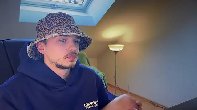 naked psy online show from March 9, 2025, 3:16 pm