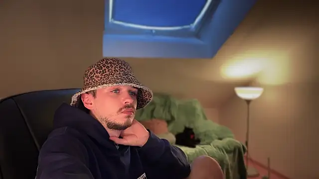 naked psy online show from March 14, 2025, 9:03 am