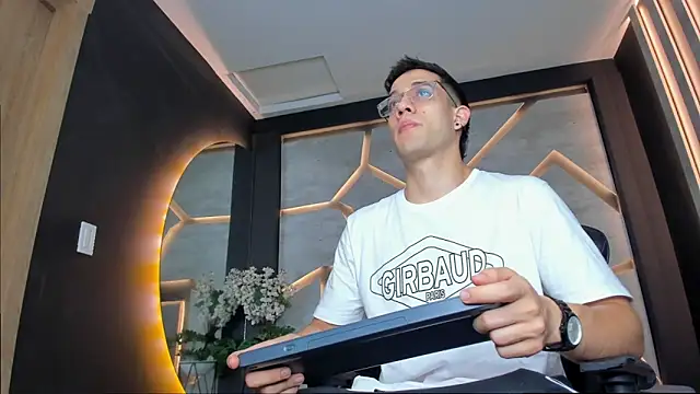 alexgiraldo  online show from January 29, 2025, 11:20 am