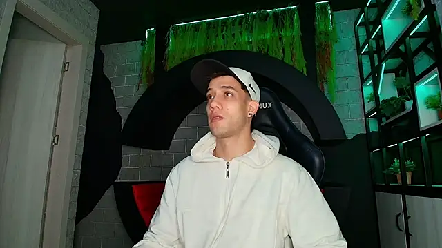 alexgiraldo  online show from March 18, 2025, 11:19 am