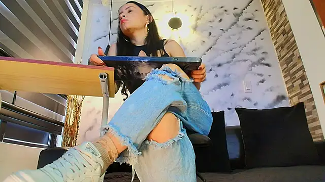 Sophie LittleS online show from November 26, 2025, 12:50 pm