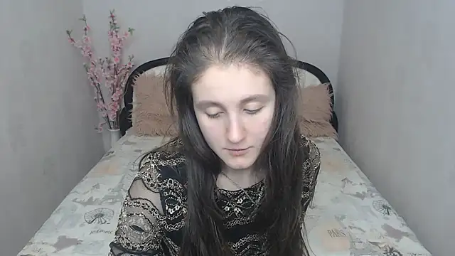 Holliy Cooper online show from December 17, 2024, 12:33 pm