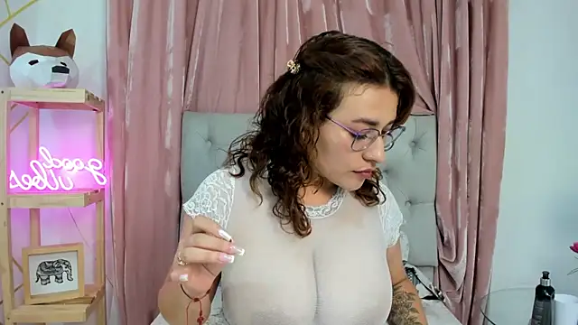 Snapshot of alix_bay chatting on February 17, 2025, 3:58 am alix bay online show from February 17, 2025, 3:58 am