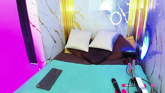 Snapshot of dianamilf chatting on March 4, 2026, 7:53 pm dianamilf online show from March 4, 2026, 7:53 pm