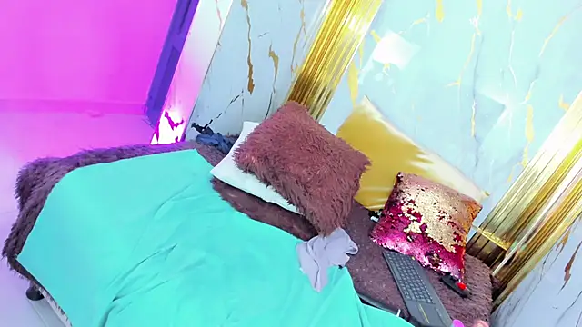 dianamilf online show from April 18, 2026, 7:56 am