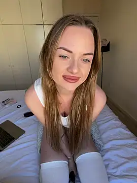 Snapshot of ElenaRebelle chatting on May 7, 2026, 7:14 am ElenaRebelle online show from May 7, 2026, 7:14 am