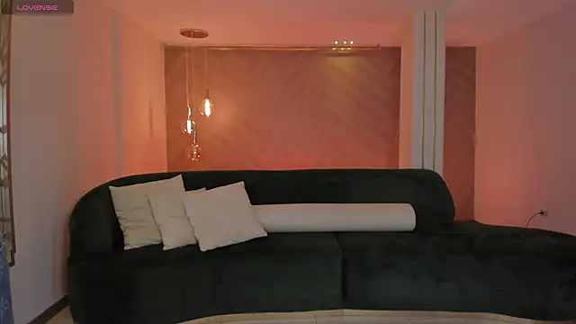 LizzHamilton   online show from September 9, 2025, 8:52 pm