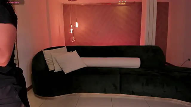 LizzHamilton   online show from September 11, 2025, 8:20 pm